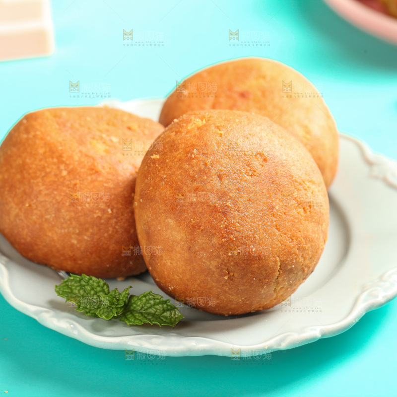 盘子里的火腿蛋黄月饼
