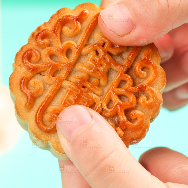 手拿着蛋黄月饼