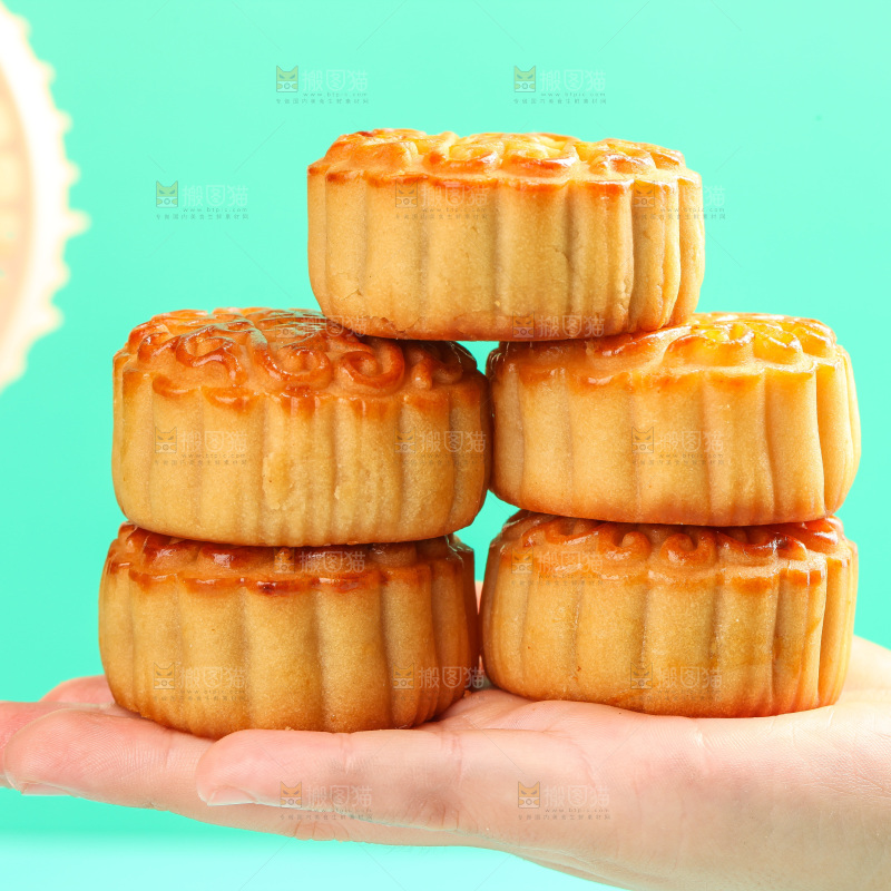 手上放着蛋黄月饼