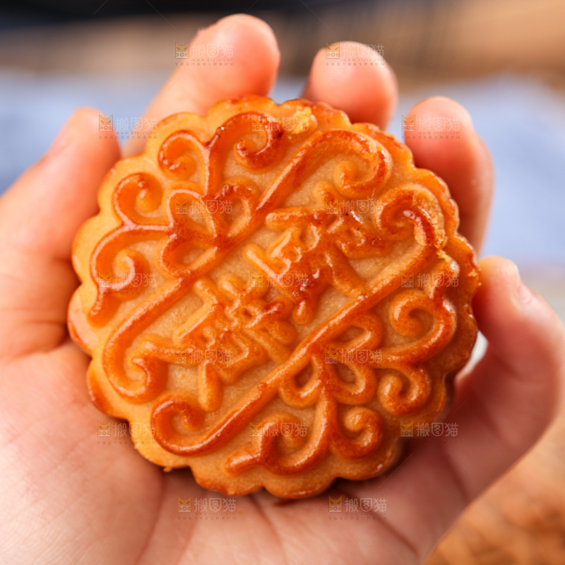 手拿着蛋黄月饼