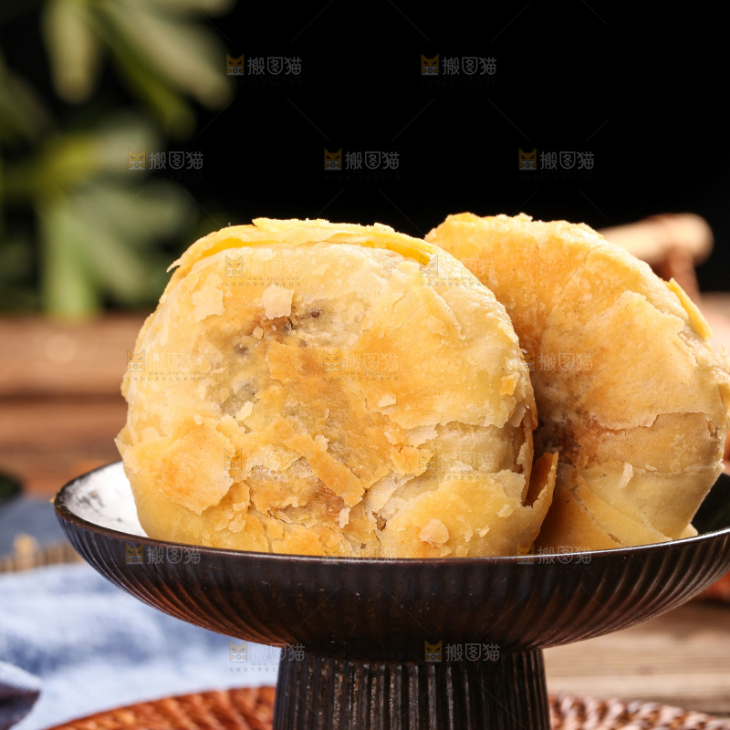盘子里的酥皮月饼