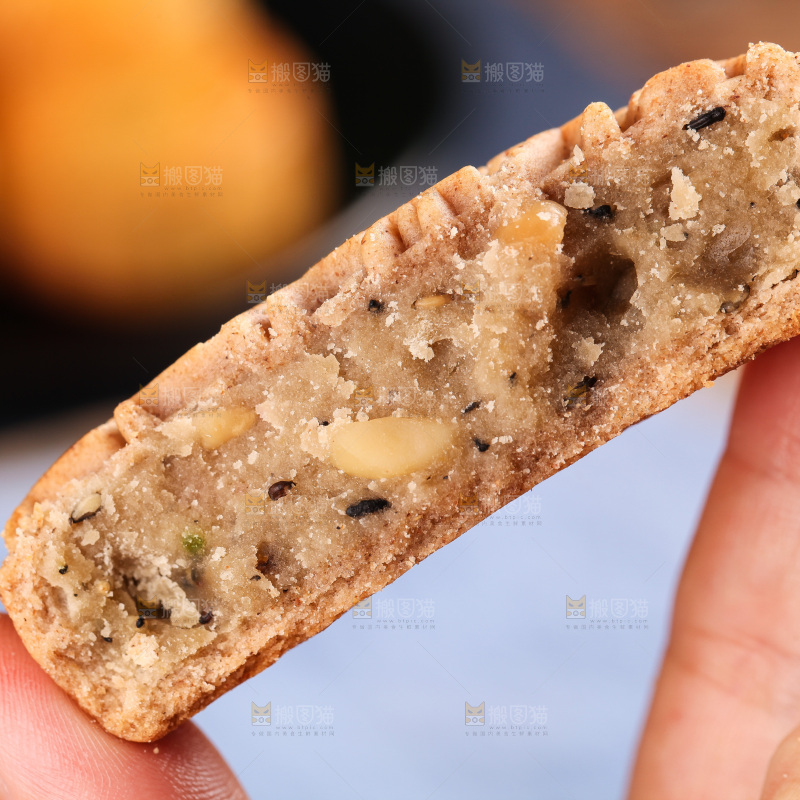 手拿着掰开荞麦五仁月饼