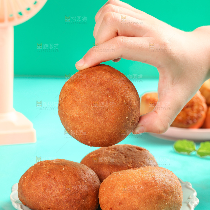 手里拿着火腿蛋黄月饼