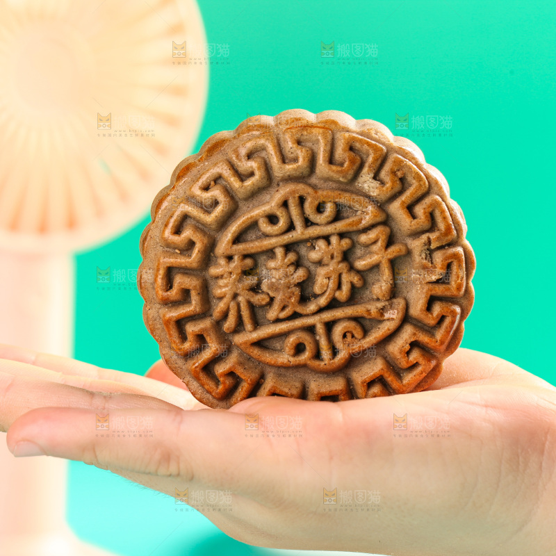 手拿着荞麦苏子月饼