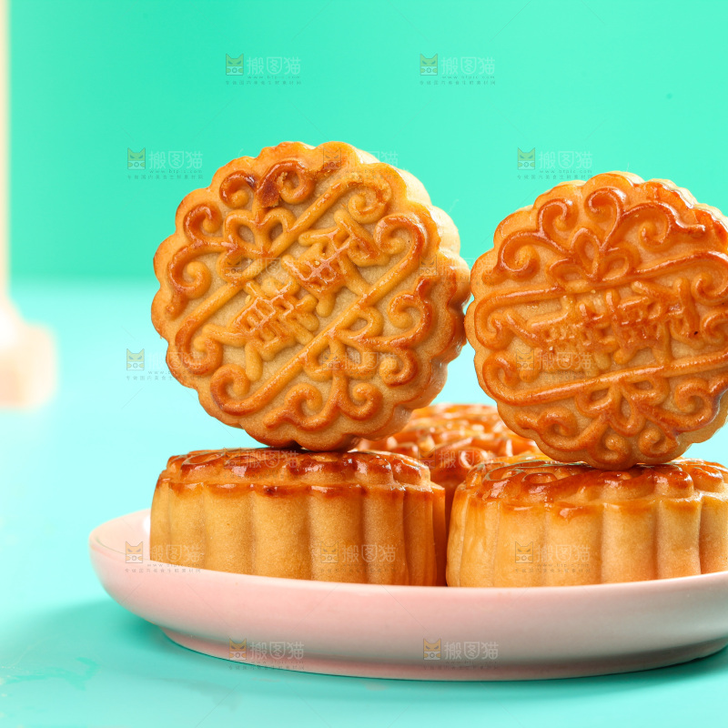 盘子里的蛋黄月饼