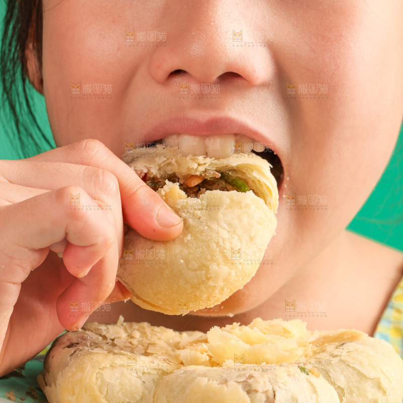 女孩正在吃着酥皮月饼