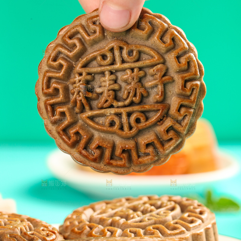 手拿着荞麦苏子月饼