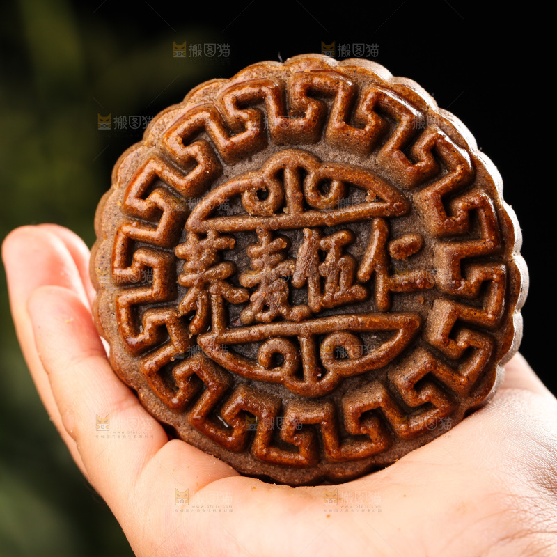 手里拿着荞麦五仁月饼