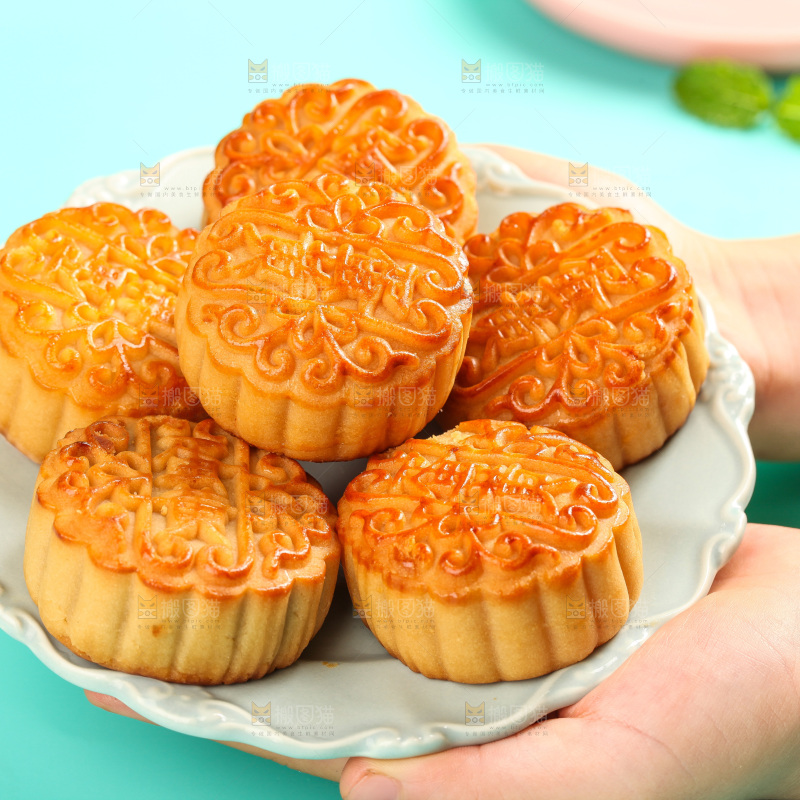 手端着一盘蛋黄月饼