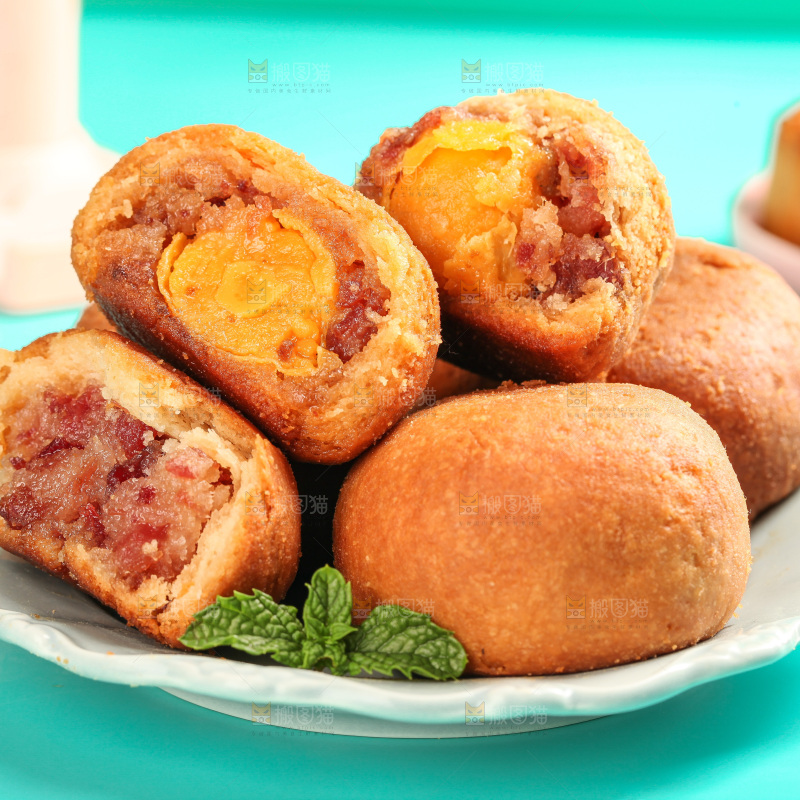 盘子里的火腿蛋黄月饼