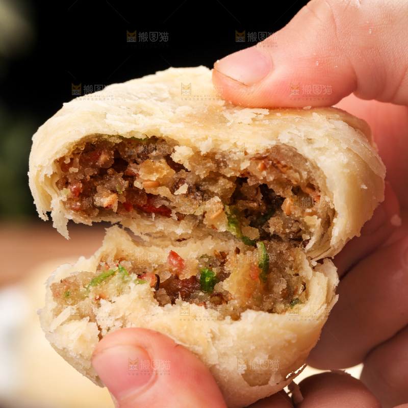 手拿着掰开的酥皮月饼