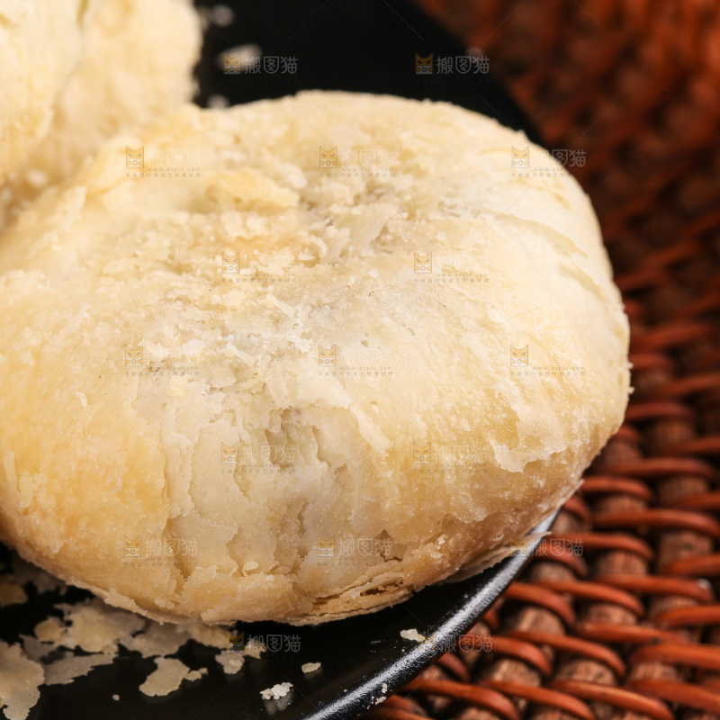 盘子里的酥皮月饼