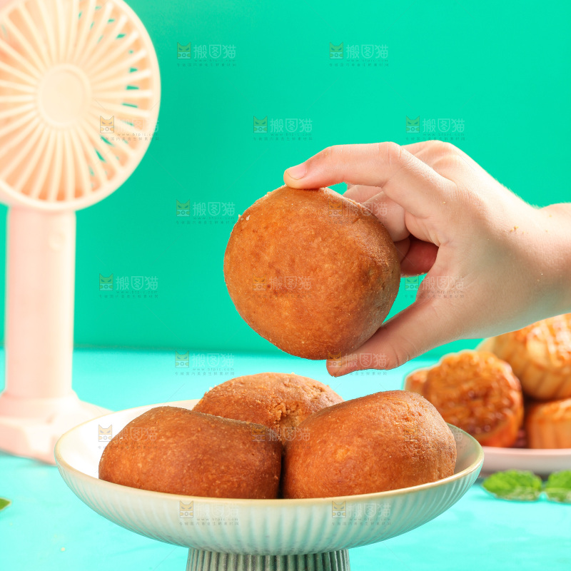 手上放着火腿蛋黄月饼