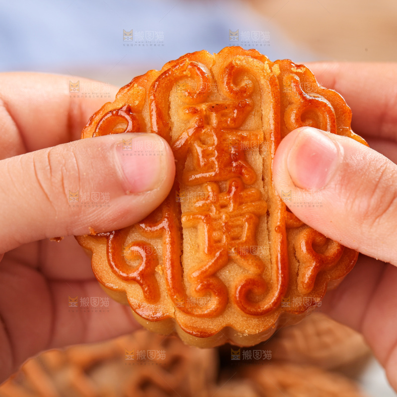 手拿着蛋黄月饼
