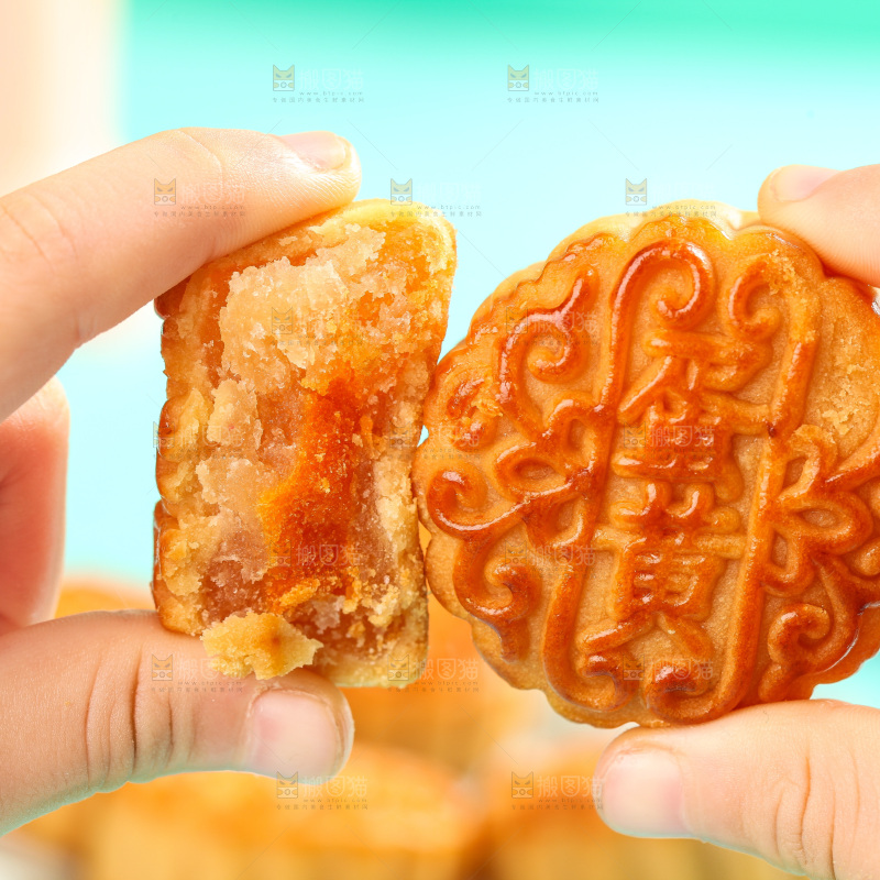 手上拿着蛋黄月饼