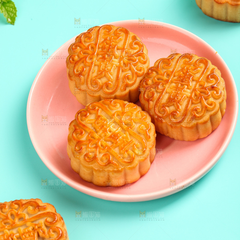 盘子里的蛋黄月饼