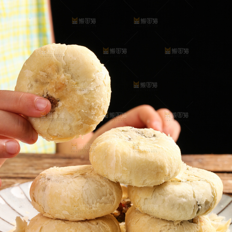 盘子里的酥皮月饼