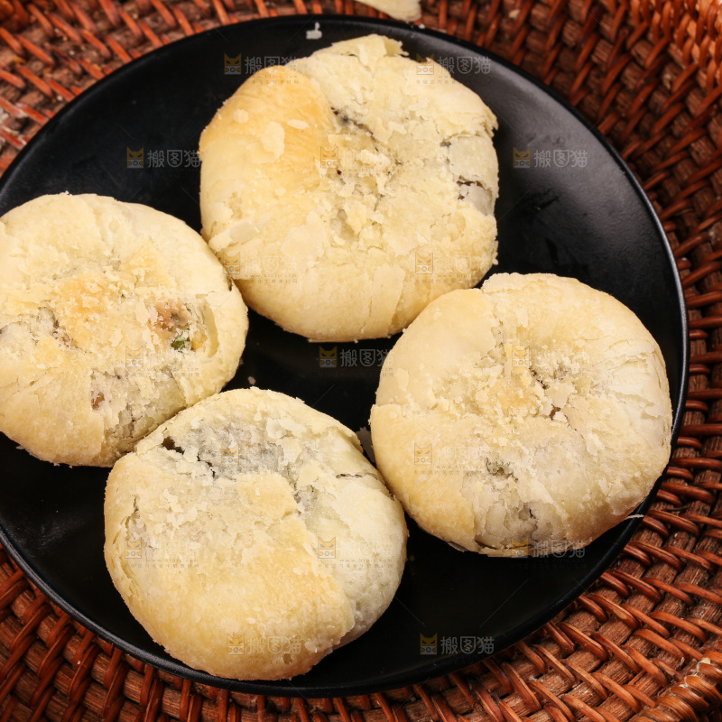 盘子里的酥皮月饼