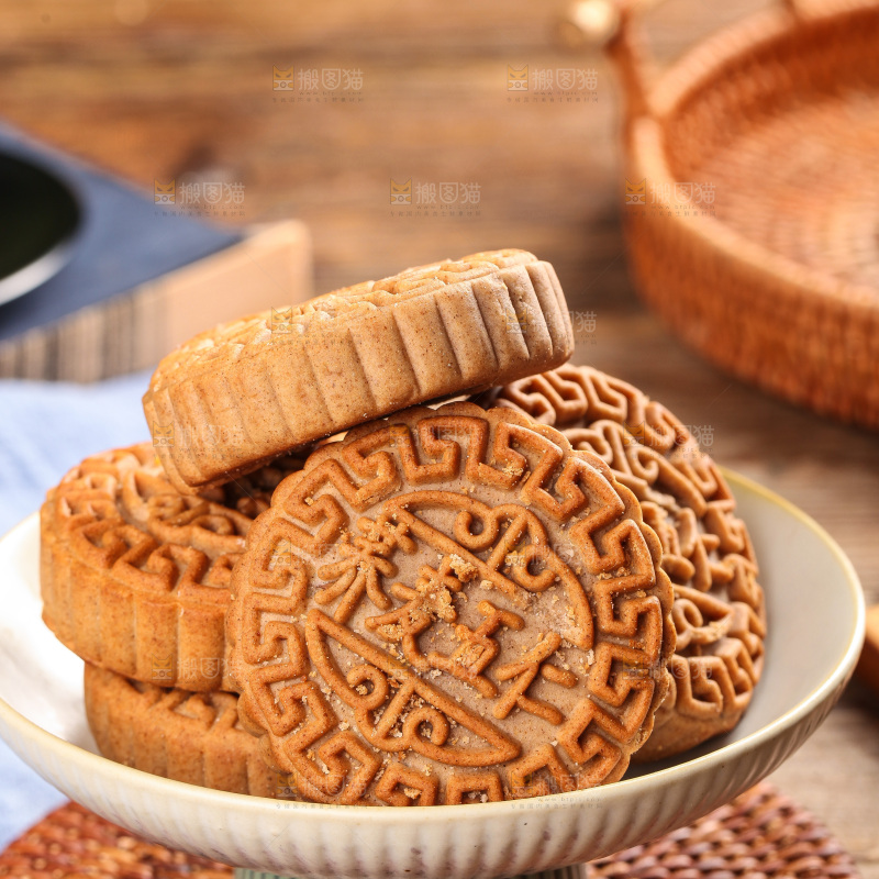 盘子里的荞麦五仁月饼