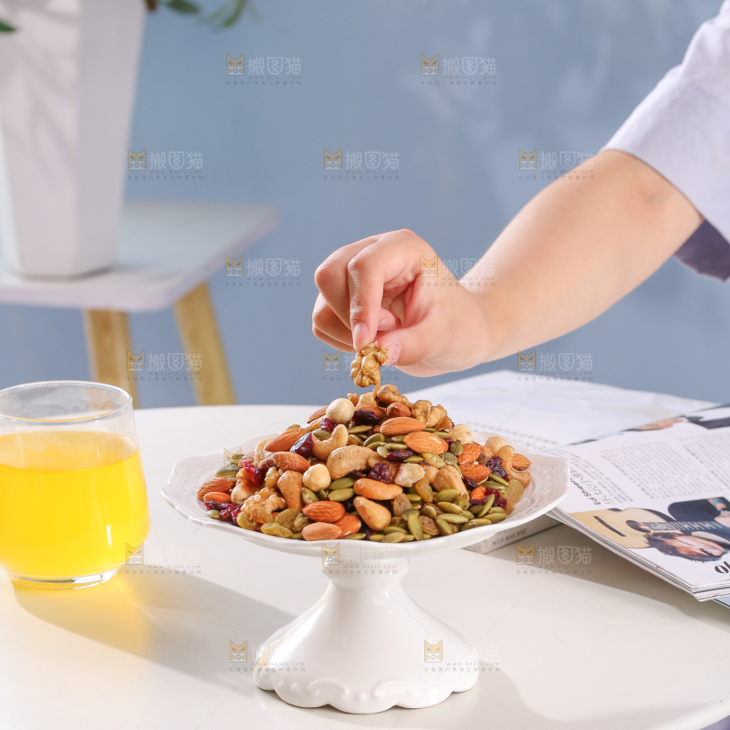 桌子上放着一盘坚果组合