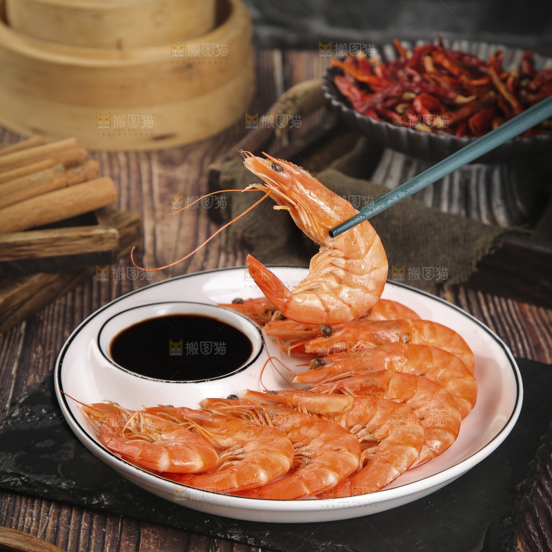 筷子上夹着清蒸对虾