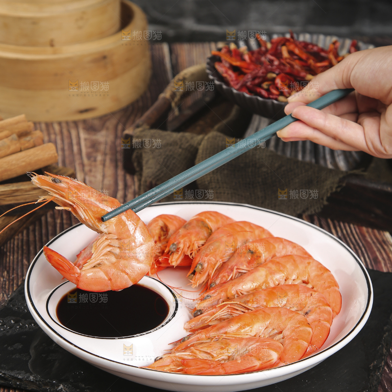 筷子上夹着清蒸对虾