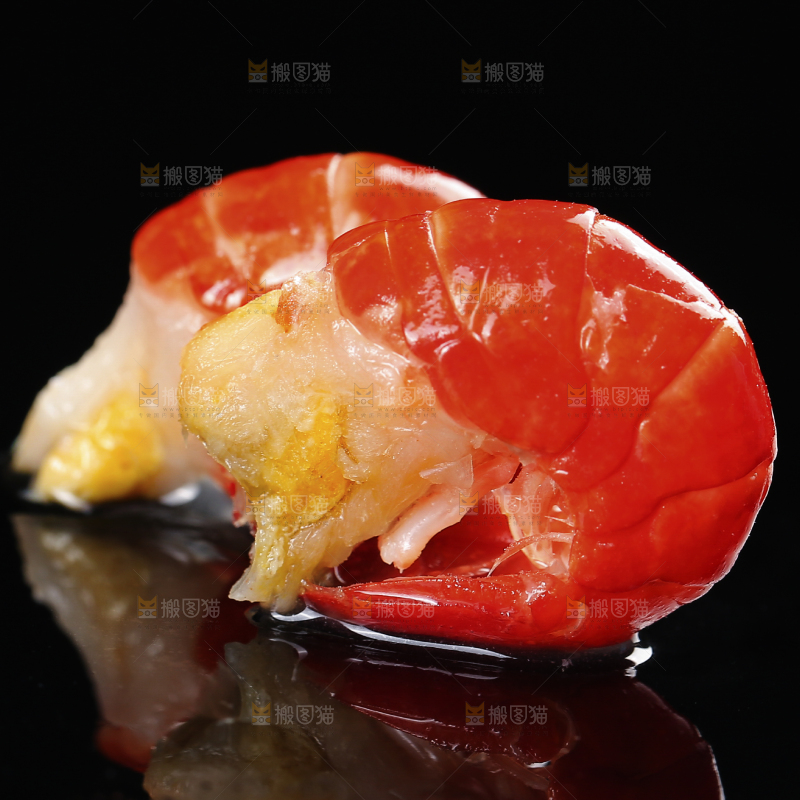 黑底上放着龙虾尾