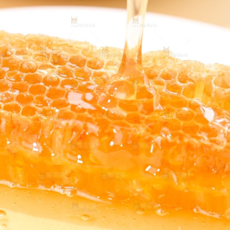盘子里放着蜂巢蜜