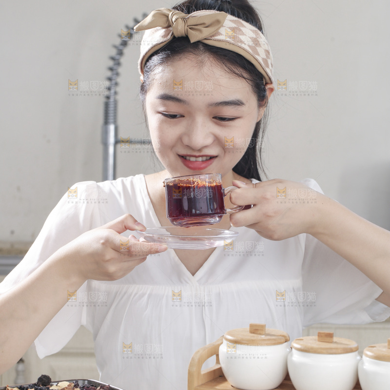 女孩手上端着一杯酸梅汤