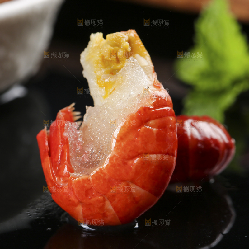 黑底上放着虾尾