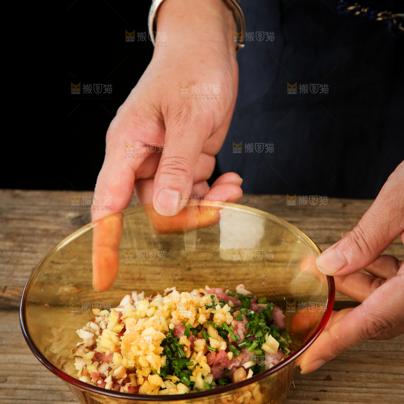 手上端着一碗饺子馅