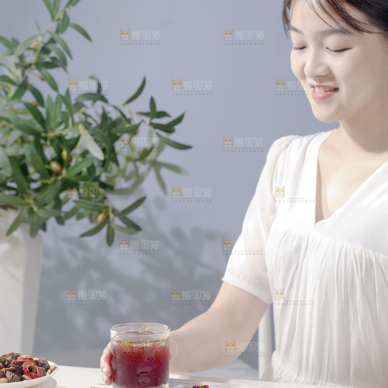 女孩手上拿着一杯酸梅汤