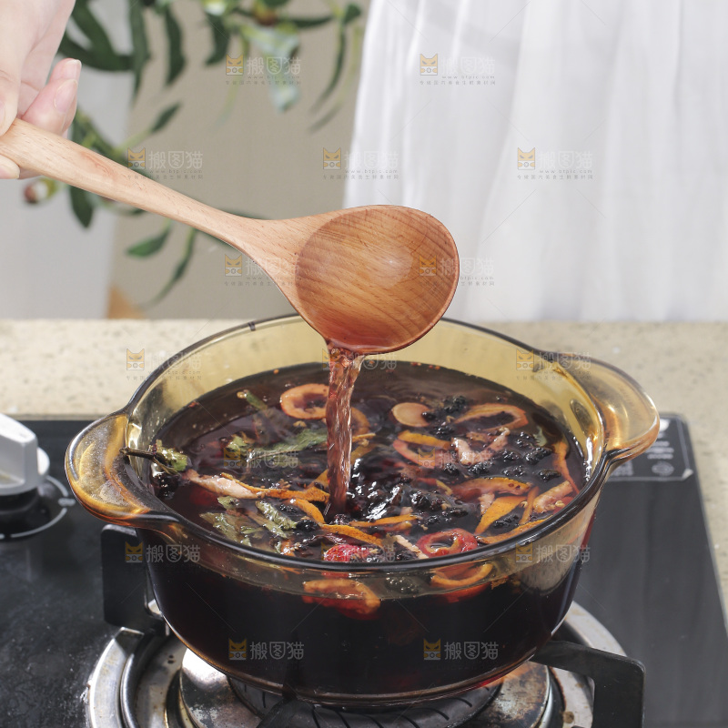 锅里正煮着的酸梅汤