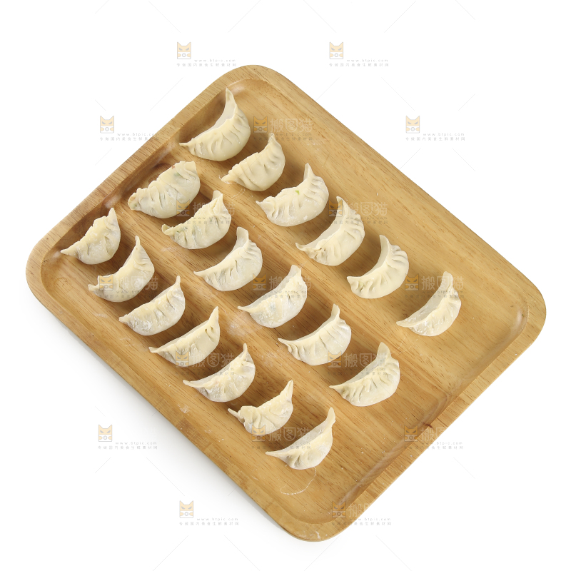 木板上放着包好的饺子