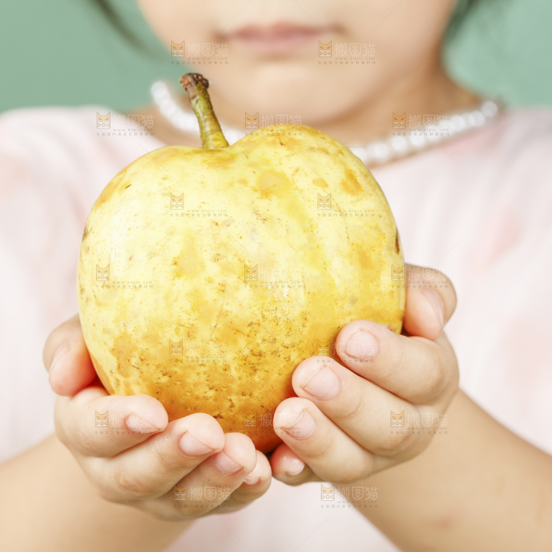 小孩手上拿着水晶梨
