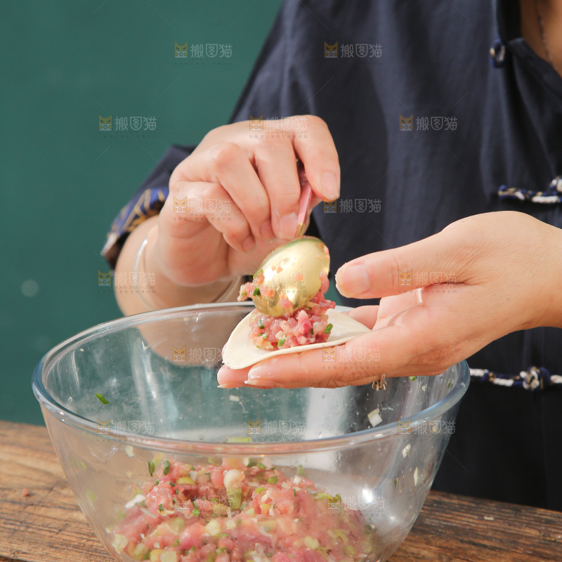 阿姨正在包饺子