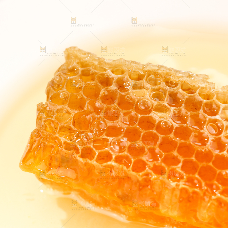 盘子里放着蜂巢蜜