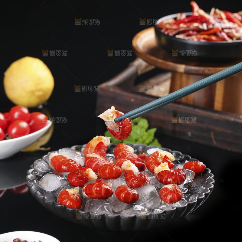 筷子上夹着龙虾尾