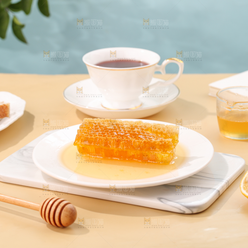盘子里放着蜂巢蜜