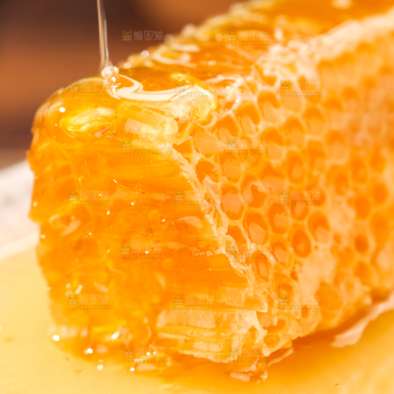 盘子里装着蜂巢蜜