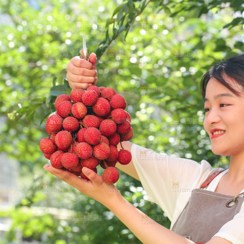 女人手上拿着无核荔枝