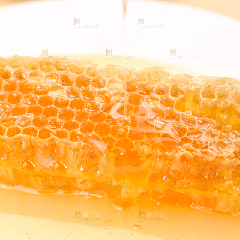 盘子里放着蜂巢蜜