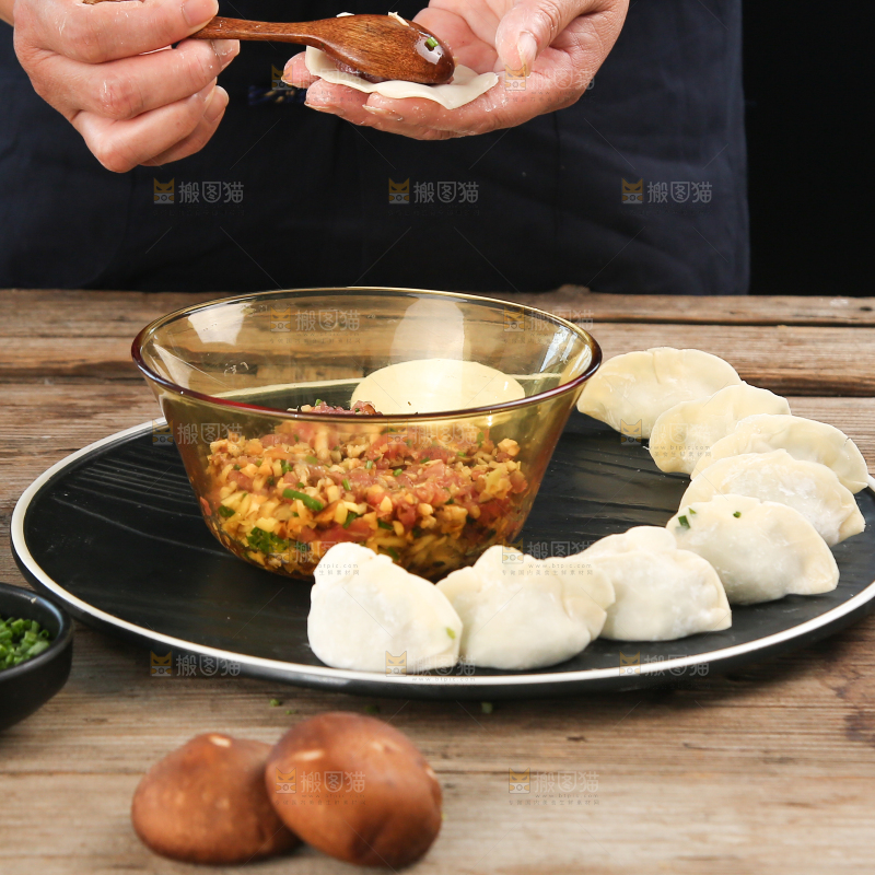 阿姨正在包饺子