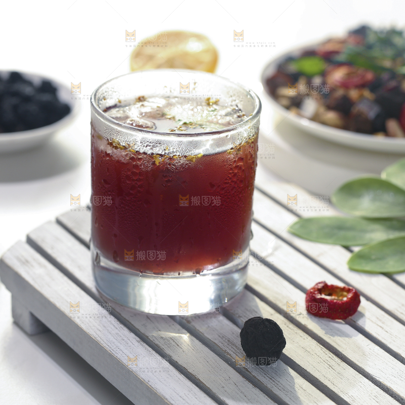 手上拿着一杯酸梅汤