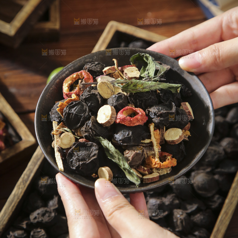 手上端着酸梅汤原料