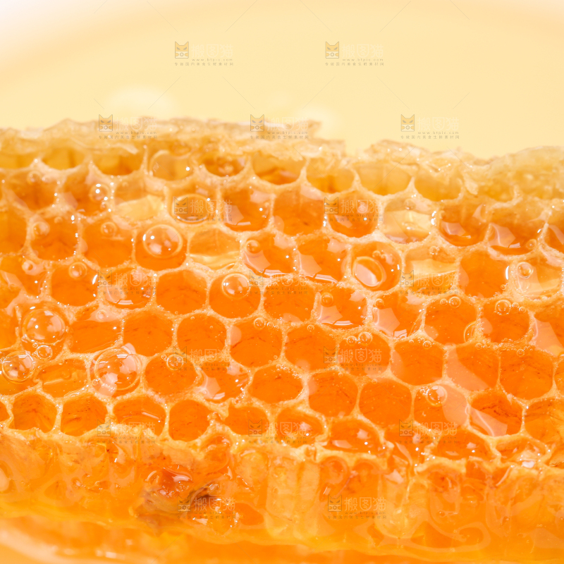 盘子里放着蜂巢蜜
