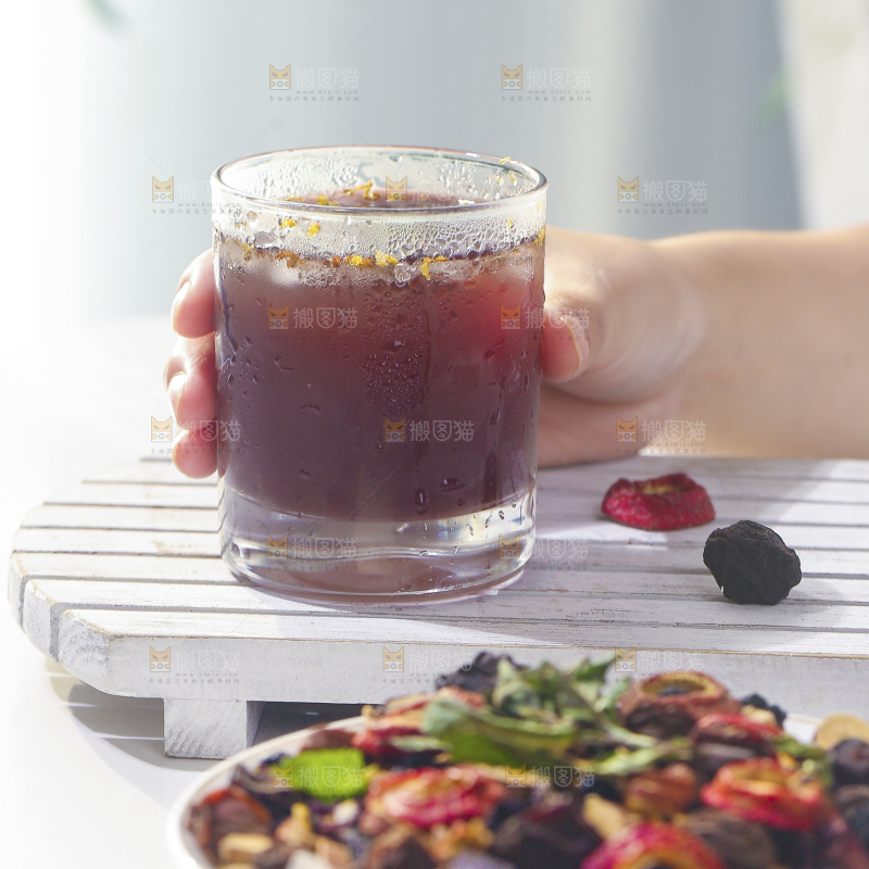 手上拿着一杯酸梅汤