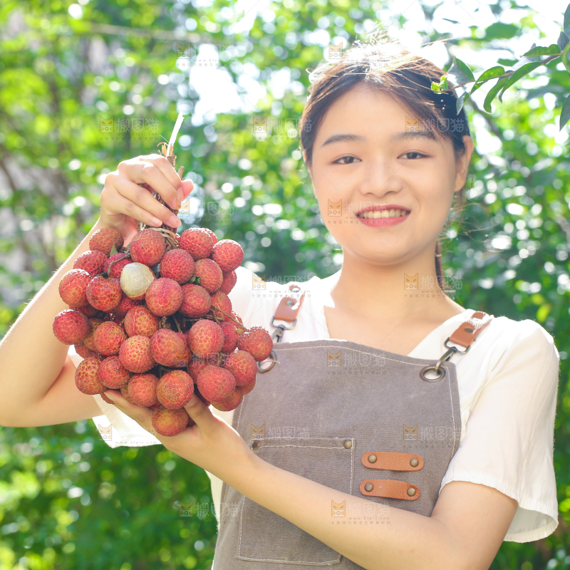 女人手上拿着无核荔枝