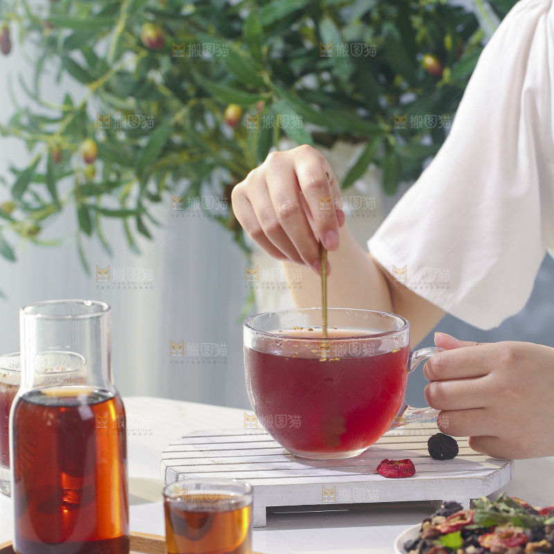 手上拿着一杯酸梅汤