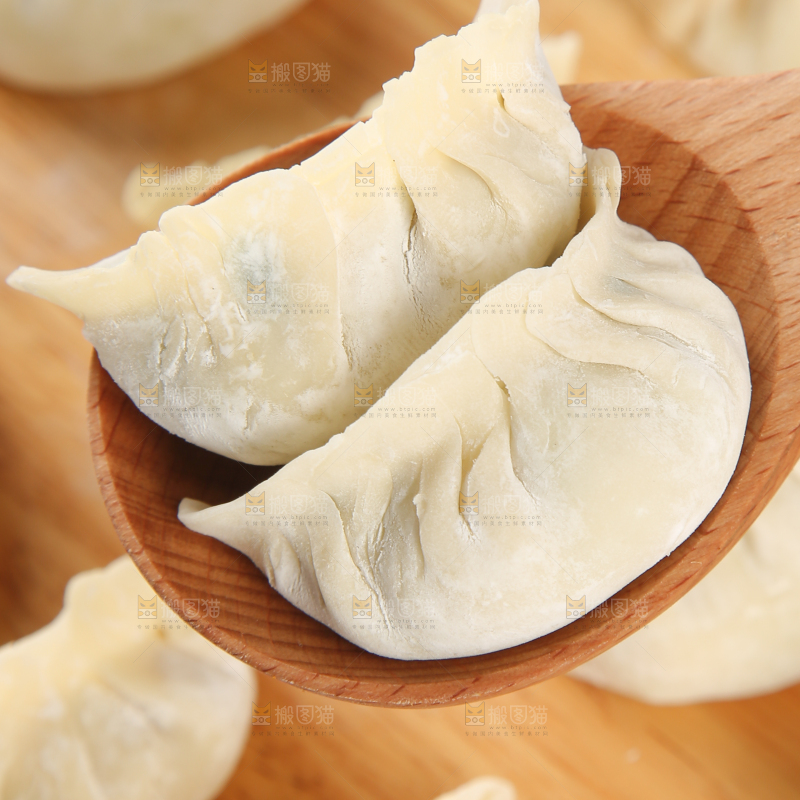 木板上放着包好的饺子